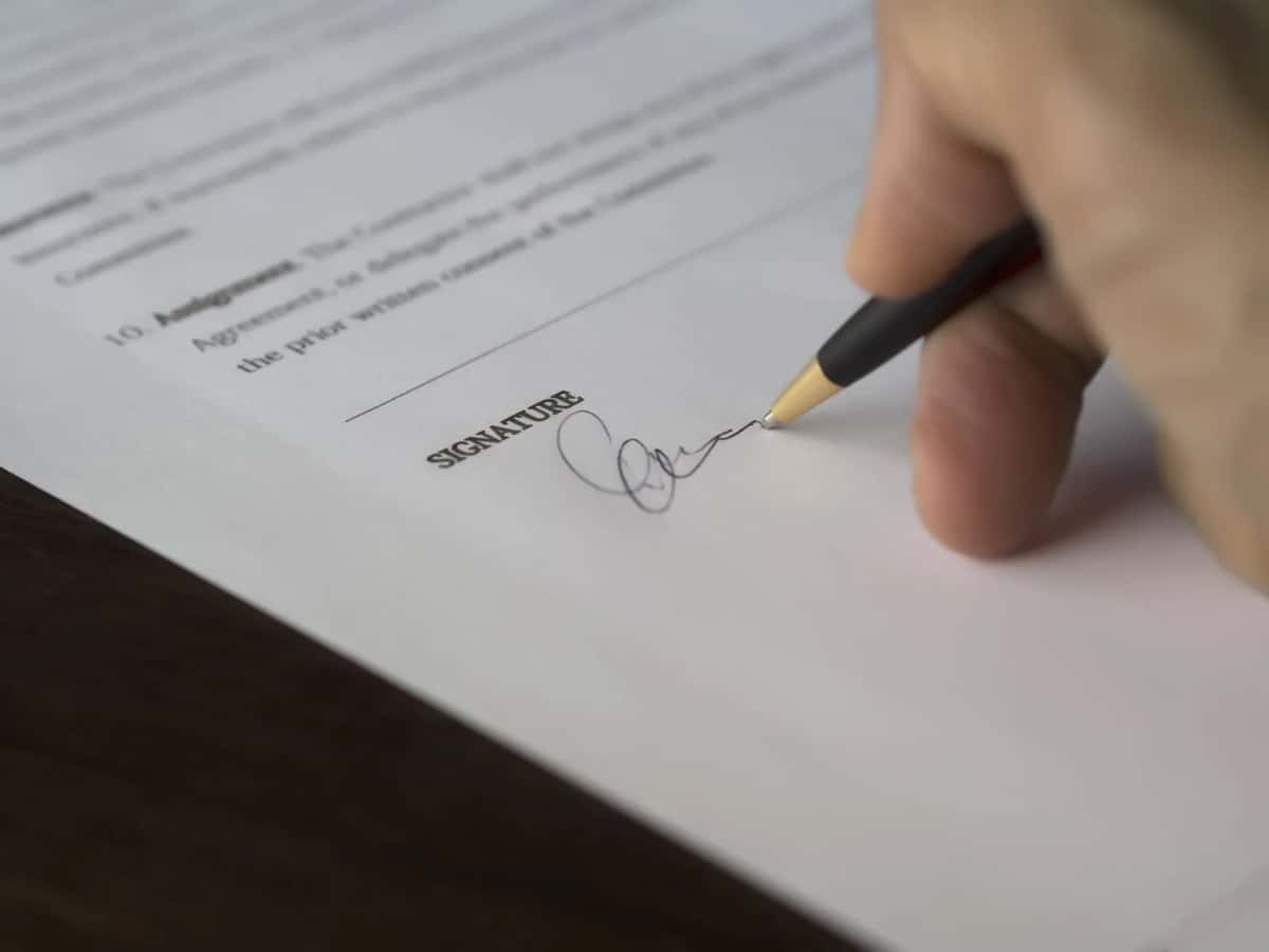 Signature au stylo d'un document officiel de convention, illustration de l'accord fiscal France-Danemark