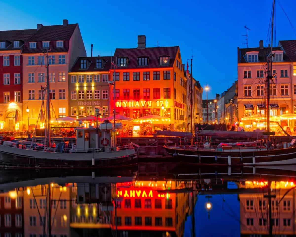 Quai coloré de Nyhavn à Copenhague, capitale du Danemark, à la tombée de la nuit