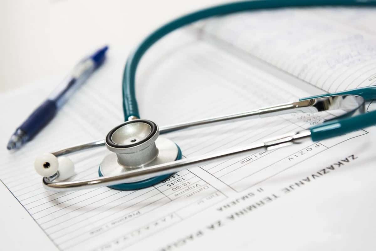 Un stéthoscope et un stylo posés sur un formulaire médical vierge