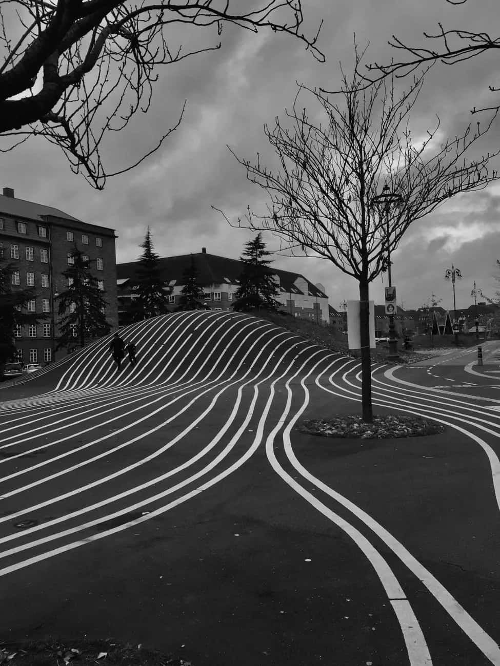Lignes blanches ondulées du parc Superkilen dans le quartier de Nørrebro à Copenhague