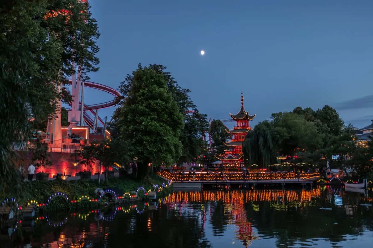 Les jardins de Tivoli illuminés au crépuscule, pagode et montagnes russes