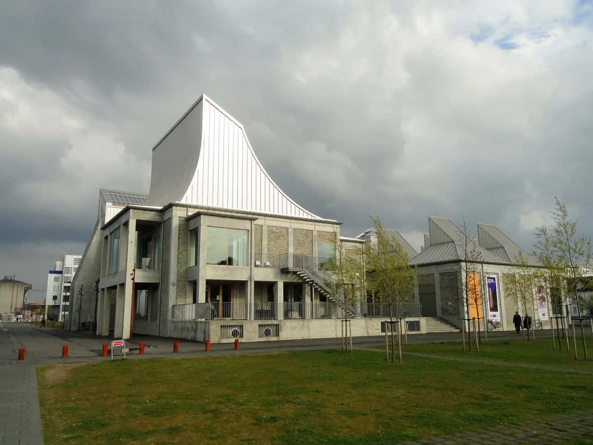 Le Utzon Center d'Aalborg, ses toits blancs incurvés en forme de voiles au-dessus d'un volume de béton et de verre, au bord du Limfjord