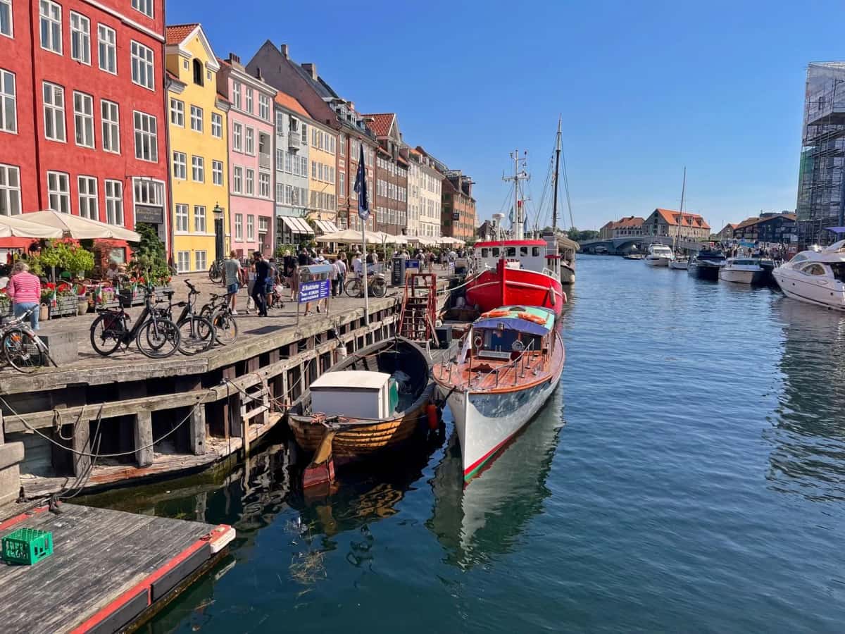 Canal de Copenhague avec maisons colorées, bateaux amarrés et vélos garés sur le quai